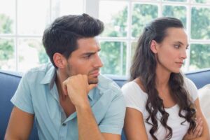 Coppia, lui guarda lei