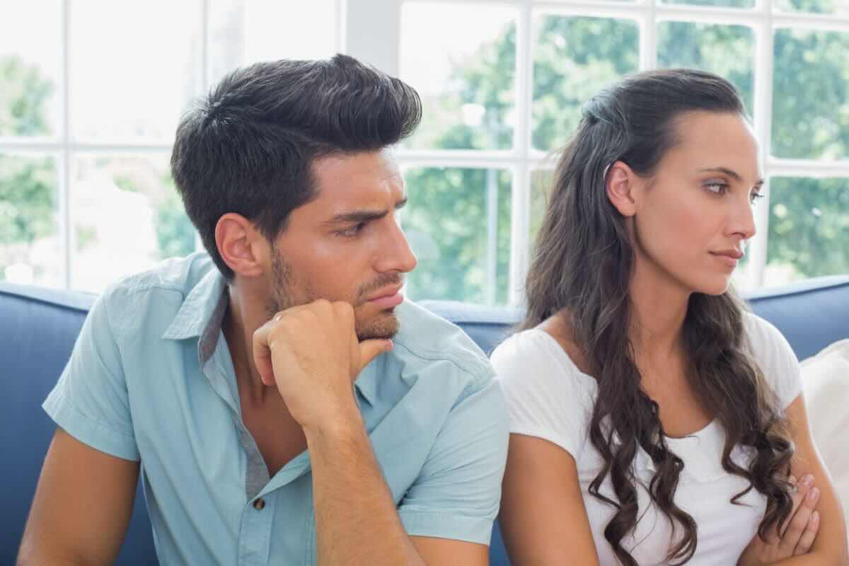 Coppia, lui guarda lei