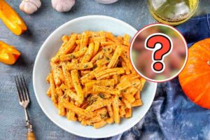 piato di pasta con la zucca e ingrediente misterioso