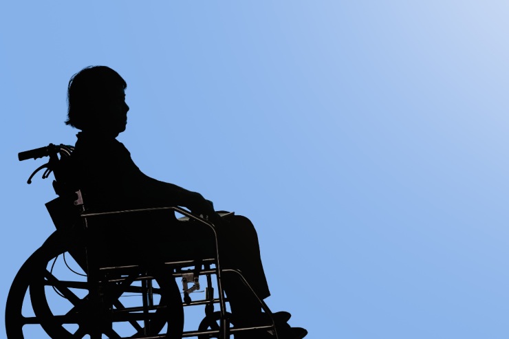 uomo in carrozzella in ombra
