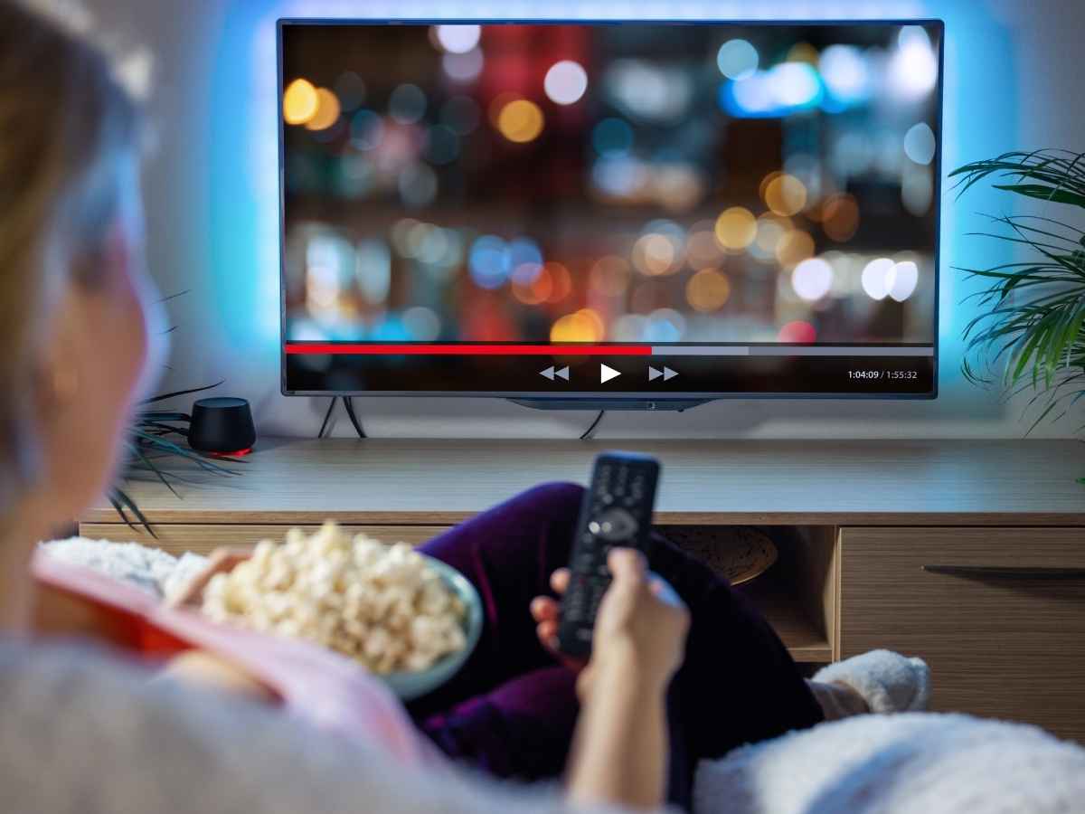 donna che guarda la tv