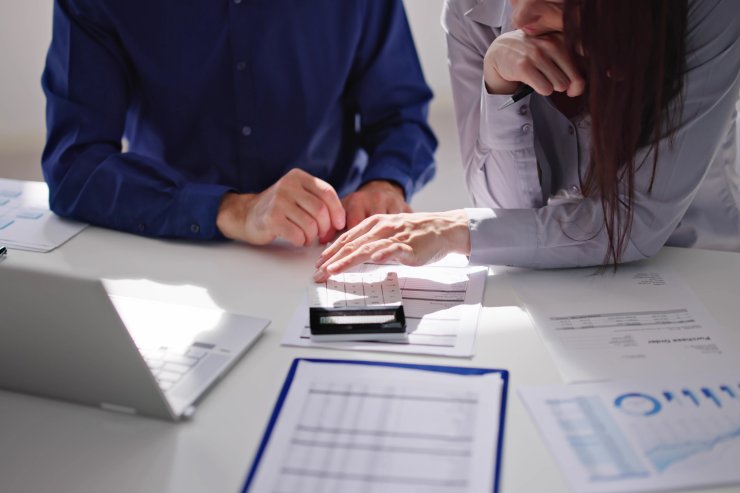 uomo e donna controllano documenti