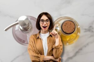 Donna con dito alzato, dietro di lei due boccette