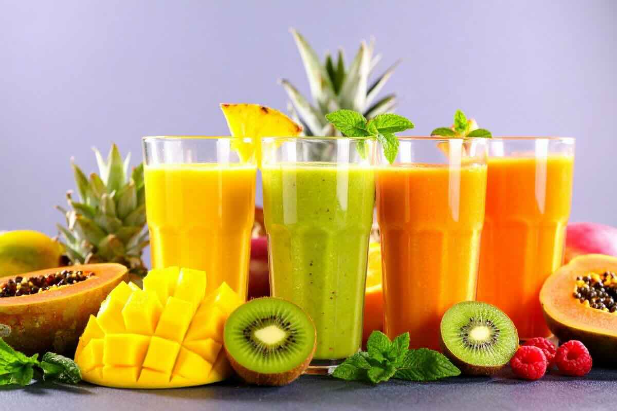 Succhi di frutta in bicchieri e frutti