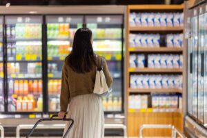 donna con carrello al supermercato