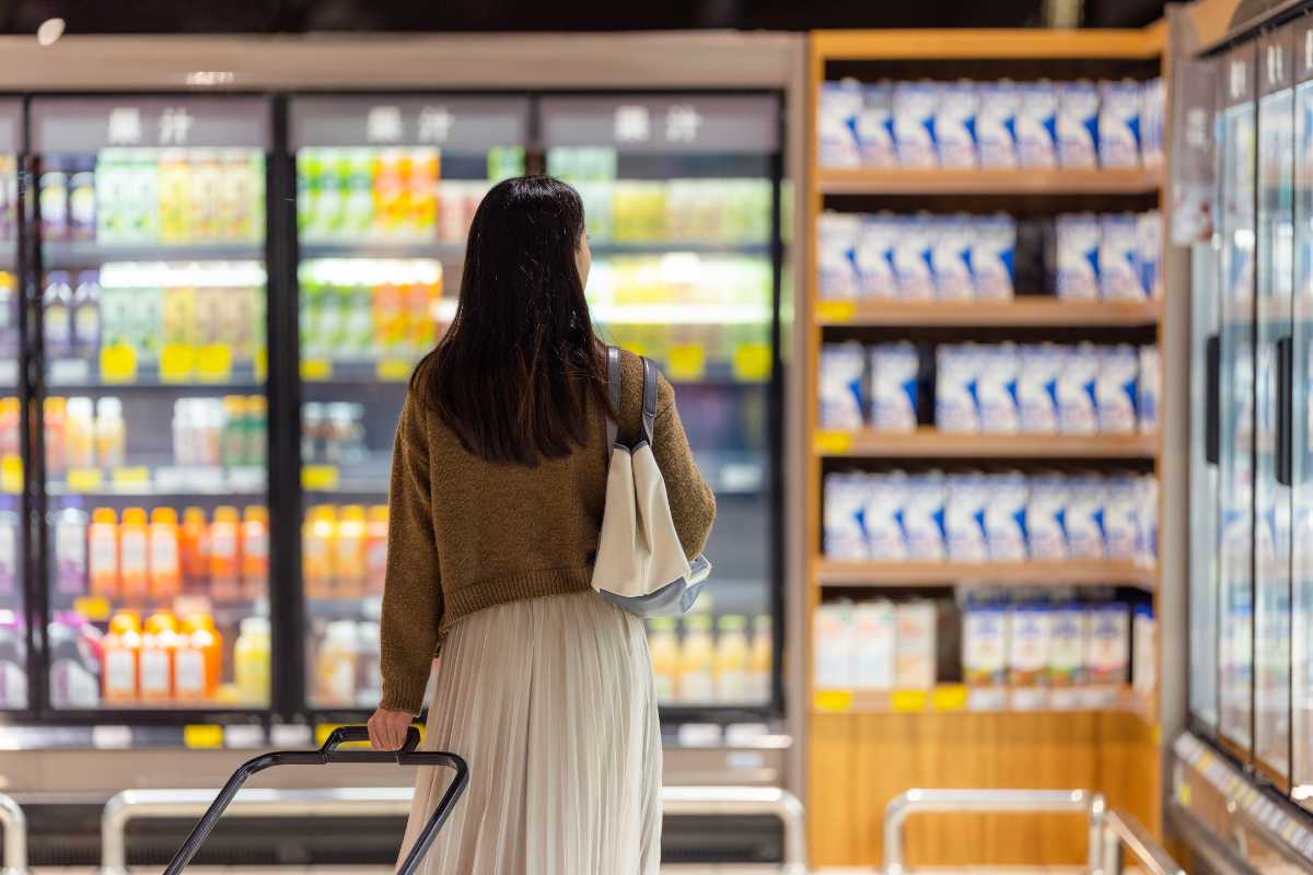 donna con carrello al supermercato