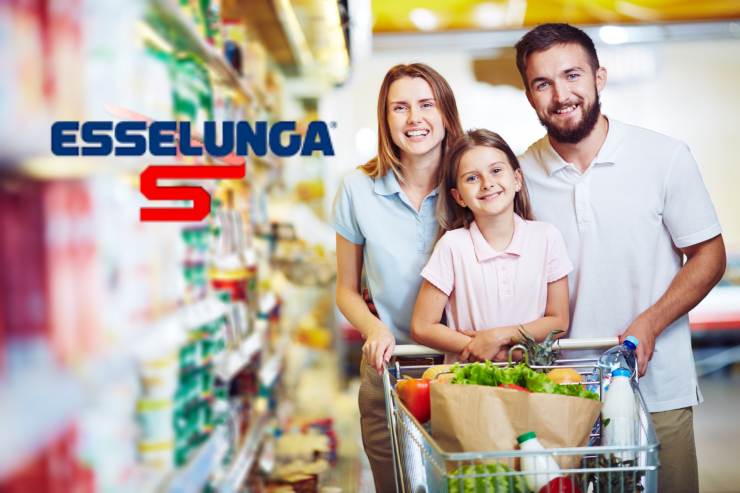 famiglia felice con carrello al supermercato e marchio esselunga
