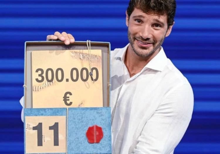 Stefano De Martino apre un pacco da 300.000 euro