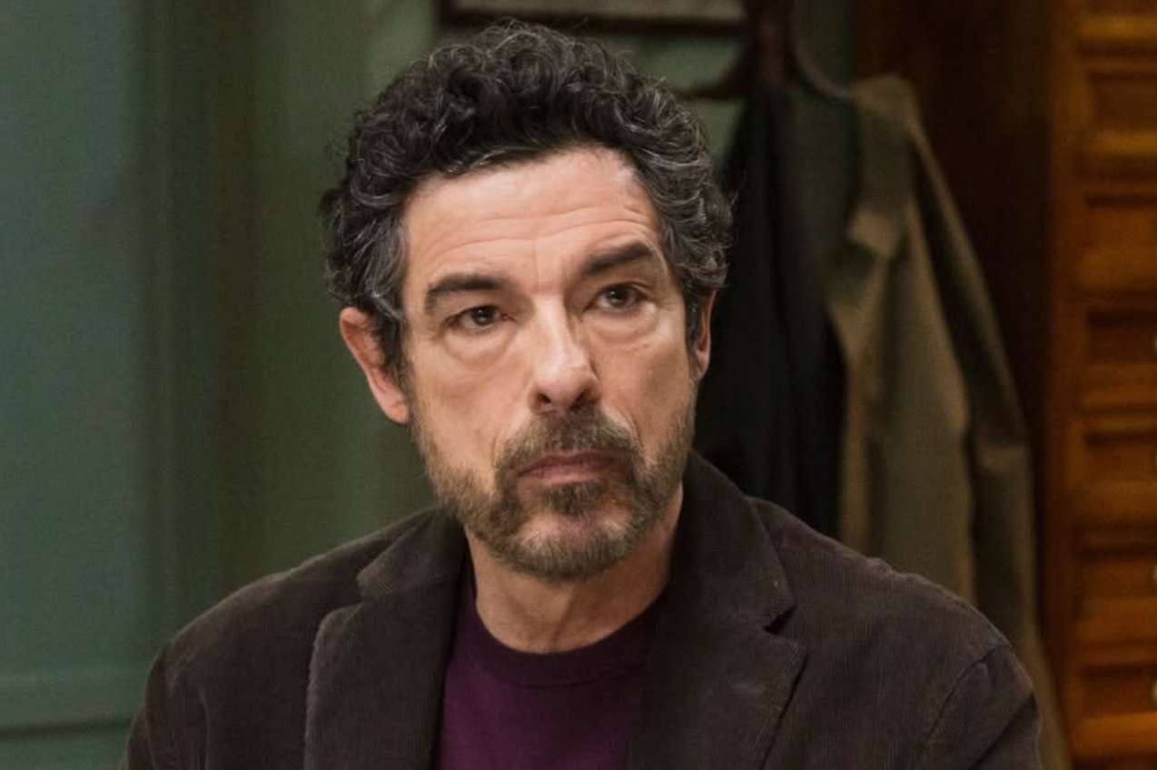 Dante di Un Professore 3 con espressione seria