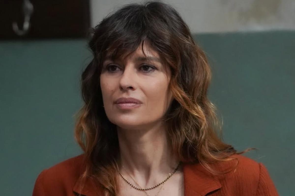 Anita con espressione seria