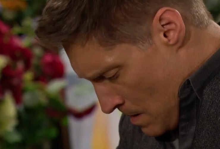 Deacon Sharpe triste