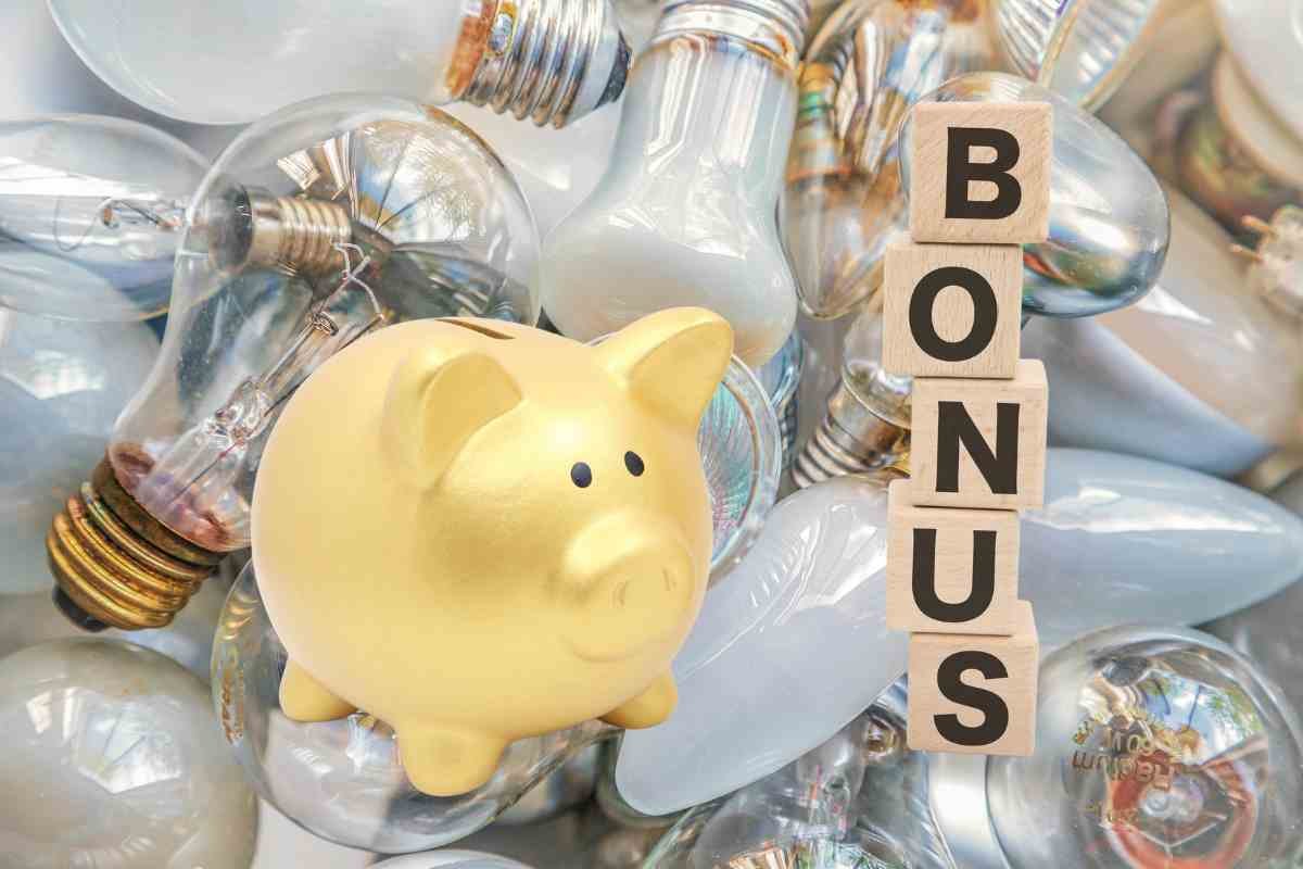 Lampadine e salvadanaio dorato