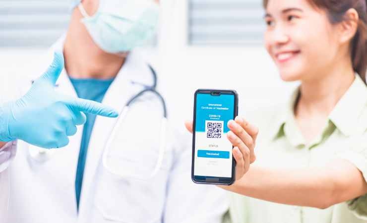 Medico e infermiera che mostra un cellulare