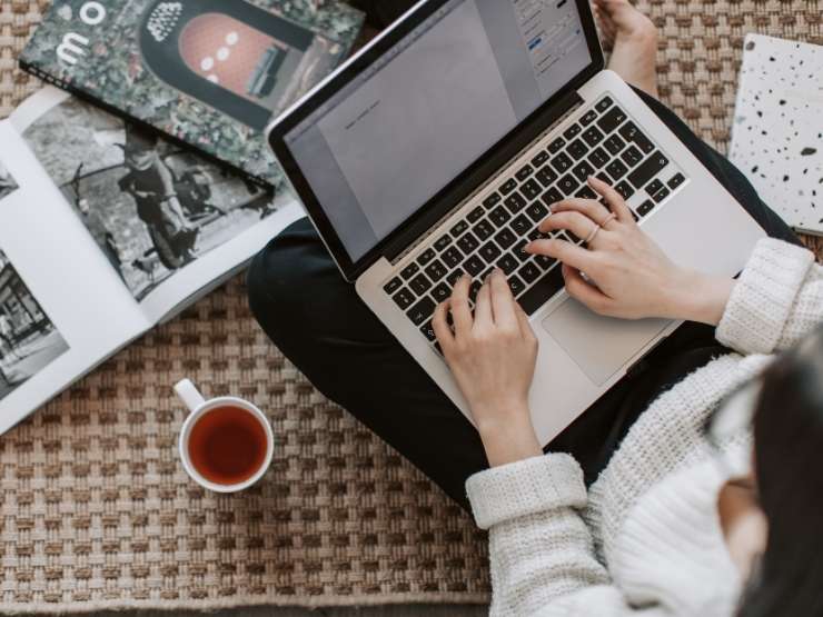 Giovane imprenditore al lavoro