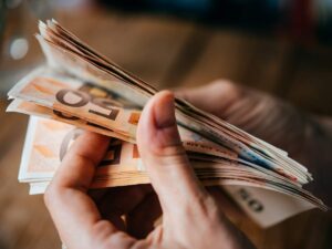 mano con banconote da 50 euro