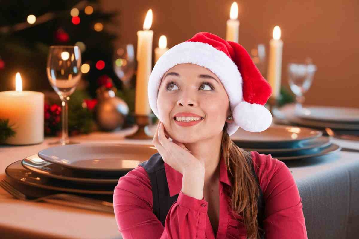 Tavola di Natale e donna sorridente