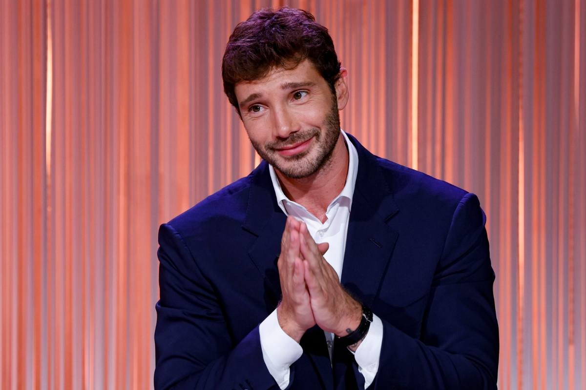 Stefano De Martino con le mani giunte