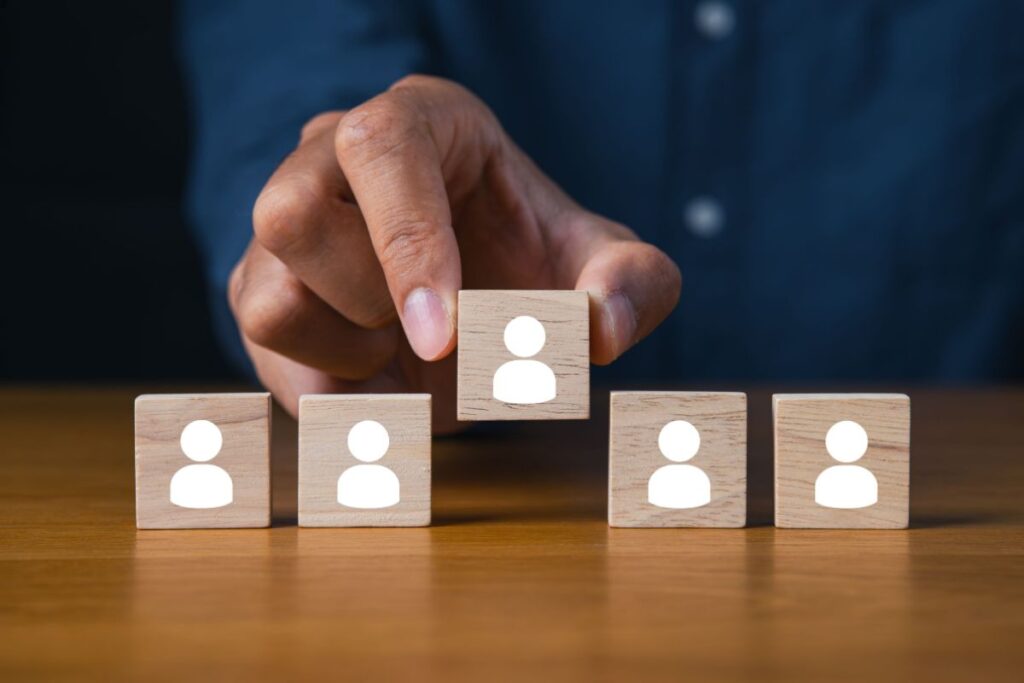 Inquadratura su una mano che sceglie una sagoma tra cinque