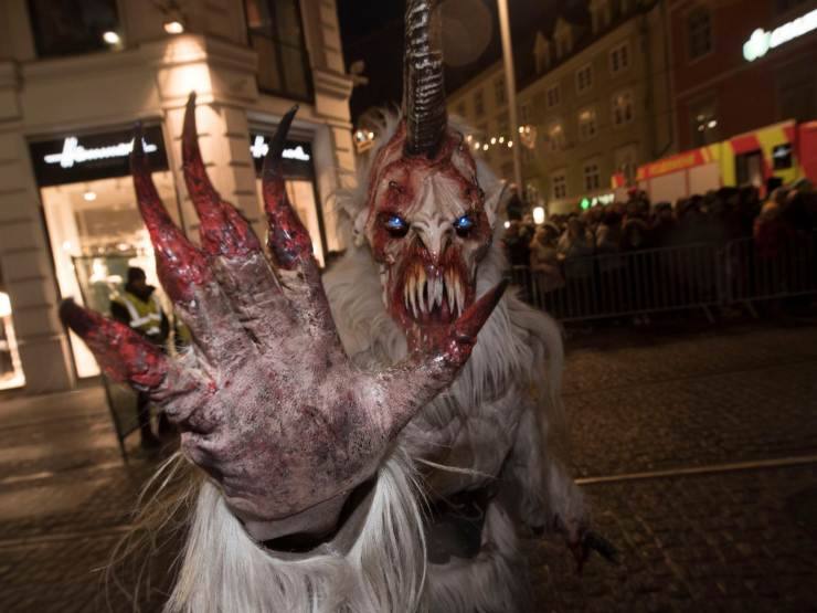 Krampus per strada