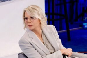 Maria De Filippi con espressione seria