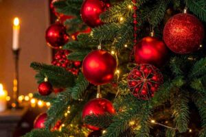Albero di Natale con decorazioni rosse