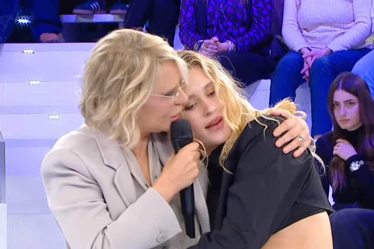 Maria De Filippi e Isobel che si abbracciano