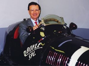 uomo in auto d epoca