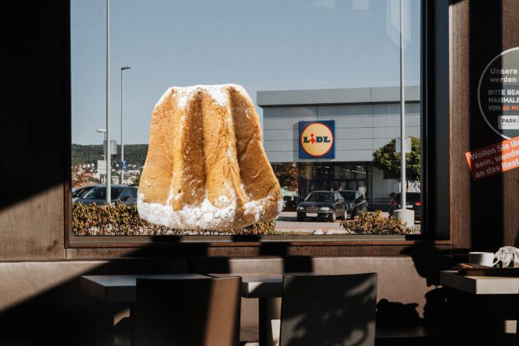 pandoro e scritta lidl sullo sfondo