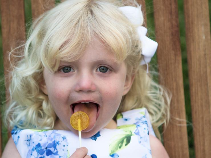 bambina con lecca-lecca