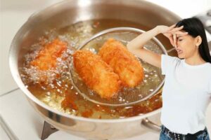 friggere crocchette e donna che si tappa naso