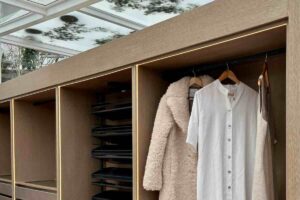 vestiti appesi nell'armadio e muffa sui vetri