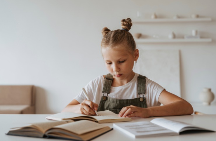 bambina che fa i compiti