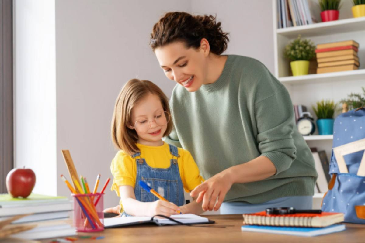 mamma che aiuta la bambina a fare i compiti