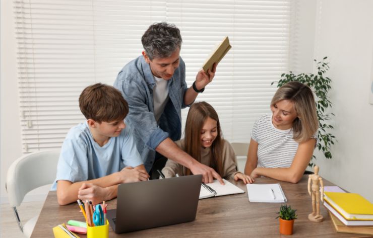 genitori che aiutano i figli a fare i compiti 