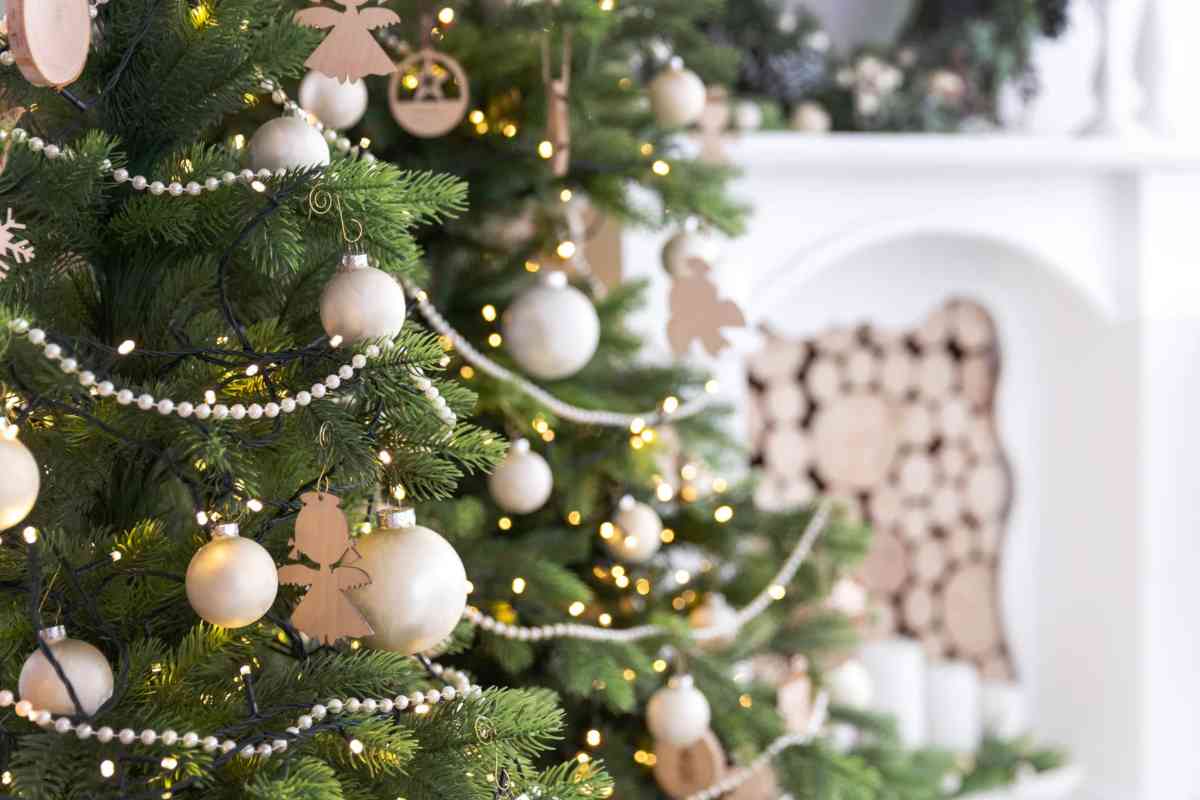 Albero di Natale con decorazioni e luci