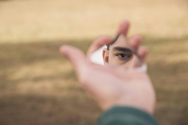 mano che riflette immagine viso uomo