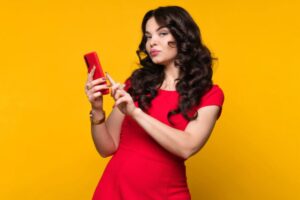 donna con in mano il cellulare