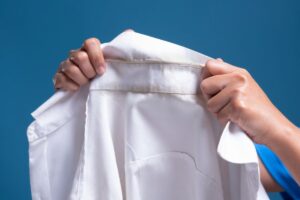 Camicia bianca con macchie sul collo