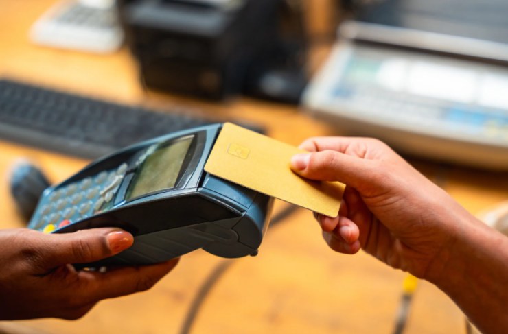 persona che paga con la carta