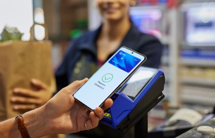 persona che paga con il cellulare