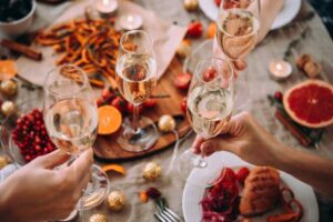 Tavola natalizia piena di cibo