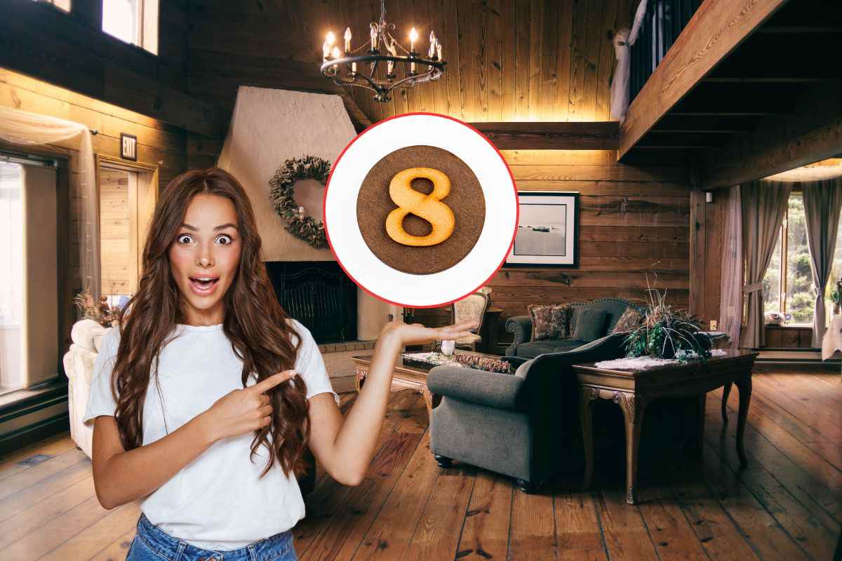 donna che indica numero 8 e stanza tutta rivestita in legno