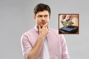 uomo con espressione dubbiosa e nel riquadro persona che avvicina la carta al pos