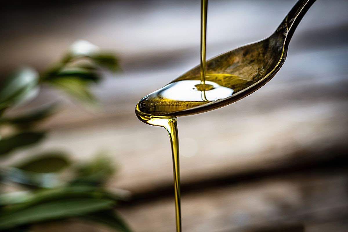 Olio di oliva su cucchiaio