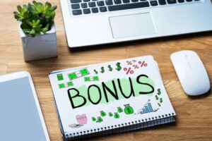 block notes accanto ad un computer