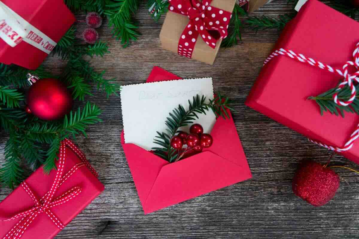 Busta rossa con lettera bianca, ramoscello verde, palline rosse