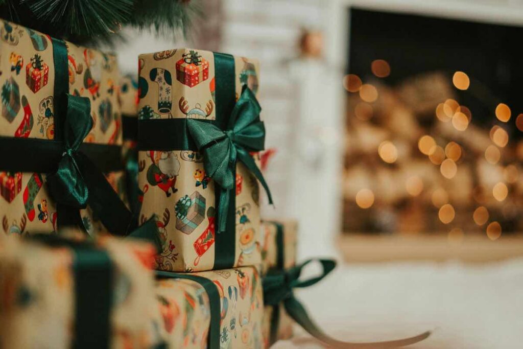 regali e legna sullo sfondo