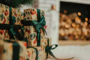 regali e legna sullo sfondo