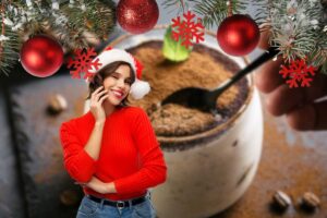 coppetta di tiramisù, cornice natalizia e donna con cappello di babbo natale