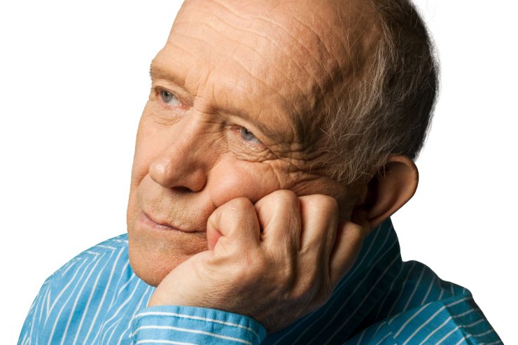 uomo pensieroso con mano sulla guancia